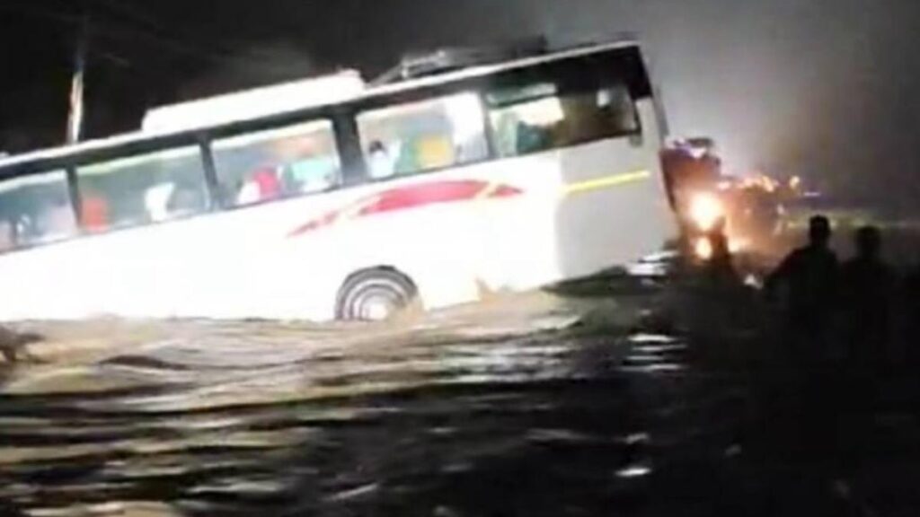 Pilgrims from Tamil Nadu stranded in a flooded river in Gujarat’s Bhavnagar 