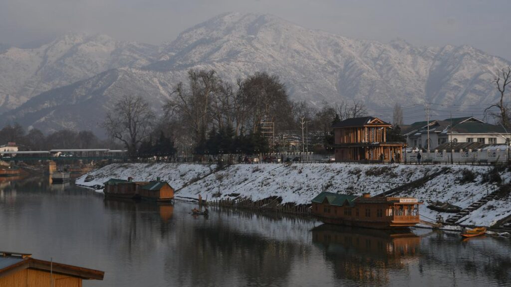 Cold wave conditions intensify across Kashmir; swathes of U.P. experience chilly day