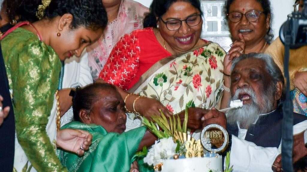 JMM workers celebrate Shibu Soren’s 81st birthday