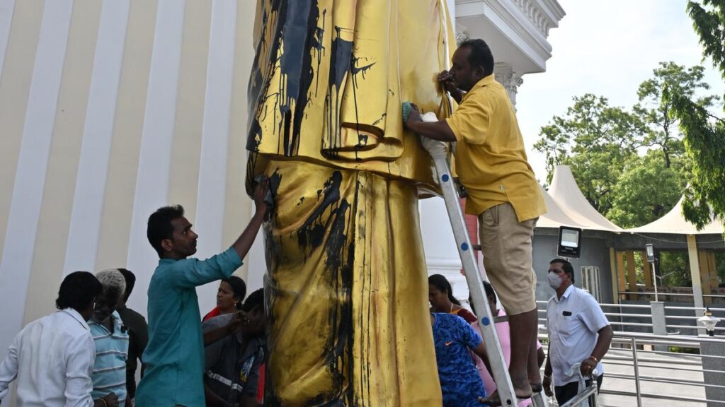 Miscreants deface Karunanidhi’s statue in Salem park